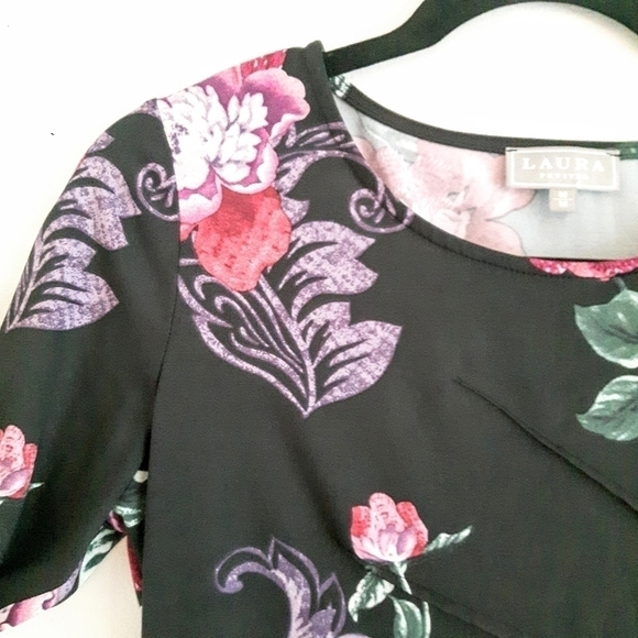 2/$35 SALE LAURA Petite Black Floral Top with Side Pleating. Size M EUC. - Picture 2 of 9